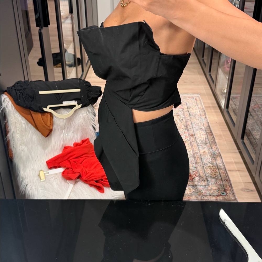 Chic Black Strapless Blouse - Picture 2 of 8